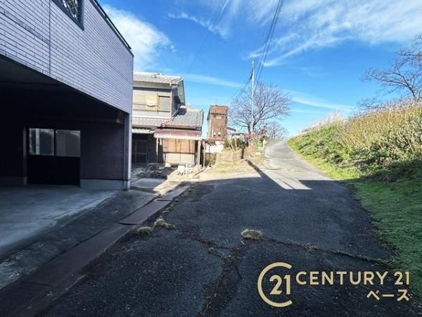 大和高田市蔵之宮町　一戸建の前面道路含む現地写真|前面道路約４ｍでお車の出し入れも楽々！