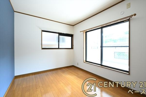 香芝市穴虫　一戸建の洋室|■現地撮影写真■バルコニーに面した開放感のあるお部屋です！