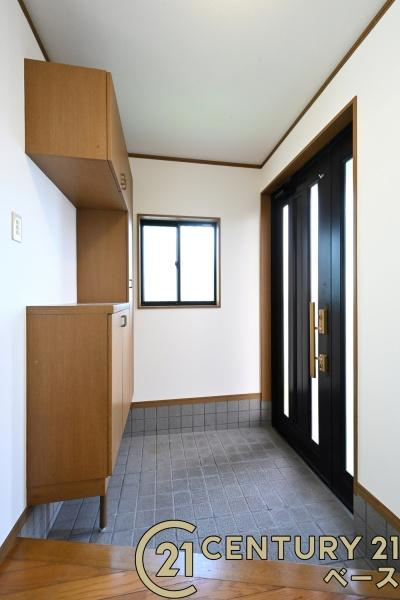 香芝市穴虫　一戸建の玄関|■現地撮影写真■すっきりとした明るい玄関が家族やお客様を迎えてくれます！