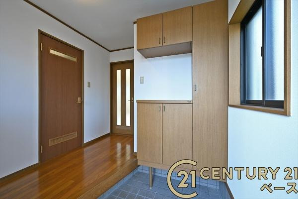 香芝市穴虫　一戸建の玄関|■現地撮影写真■玄関には大容量シューズボックス完備！