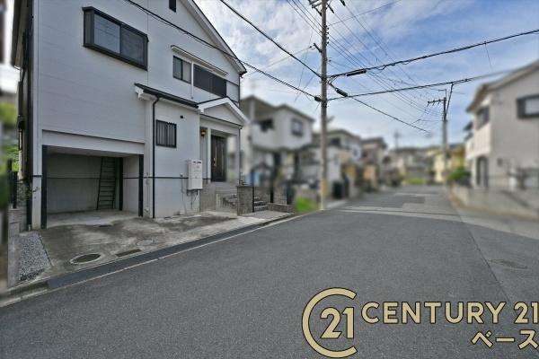 香芝市穴虫　一戸建の前面道路含む現地写真|■現地撮影写真■敷地と道路の高低差が少なく駐車もスムーズです！