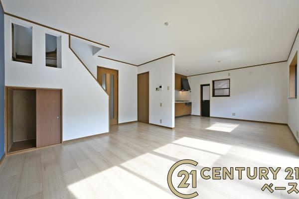 香芝市穴虫　一戸建の居間・リビング|■現地撮影写真■ご家族でくつろいでいただける広々したＬＤＫ！