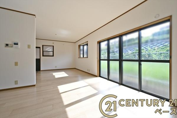 香芝市穴虫　一戸建の居間・リビング|■現地撮影写真■大きな窓から柔らかい光が射し込みます。