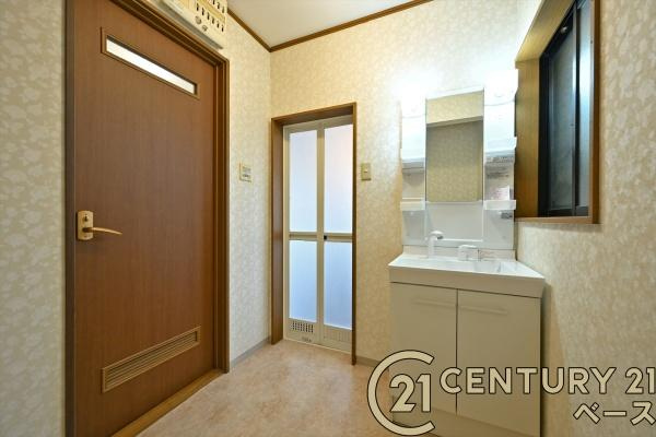 香芝市穴虫　一戸建の独立洗面台|■現地撮影写真■清潔感のある広々とした洗面スペースです！