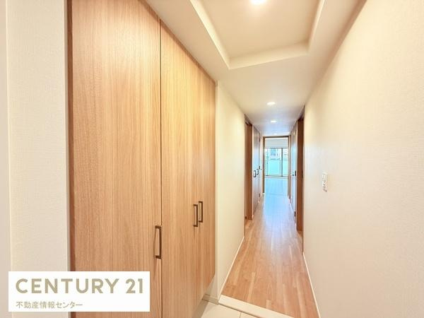 【玄関】 | ハルモシティ　サウスレジデンス | 玄関から廊下を見たアングルです！床の色と建具（扉）の色等が統一感あって、オシャレなポイントです！