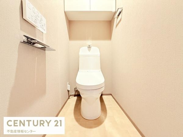 【トイレ】 | ハルモシティ　サウスレジデンス | 温水洗浄便座つきのお手洗い！上部には扉付きの収納があります。リモコンも壁付けで操作しやすい位置にございます。
