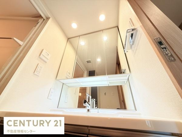 【独立洗面台】 | ハルモシティ　サウスレジデンス | 大迫力の鏡つきの洗面台！鏡の裏にも収納がありますので、洗面台が散らかることもありません！くもり止めヒーターつき！