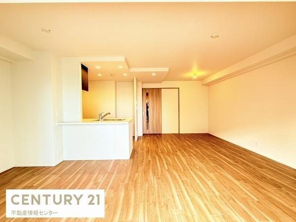 【居間・リビング】 | ハルモシティ　サウスレジデンス | バルコニーから見たリビングのお写真。