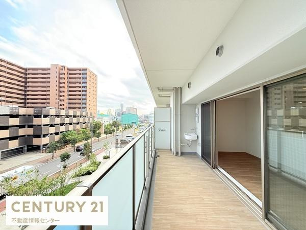 【バルコニー】 | ハルモシティ　サウスレジデンス | 南東向きバルコニー、奥行きも幅もしっかりありますね！