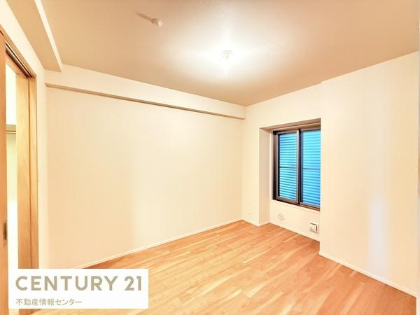 【寝室】 | ハルモシティ　サウスレジデンス | 6.0帖の主寝室には、ルーバー（目隠し）つきの窓で、採光の調整可能！さらにウォークインクローゼットが収納力良しです！