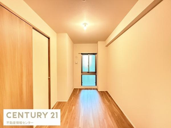 【内装】 | ハルモシティ　サウスレジデンス | 5.0帖のウォークインクローゼットからみたお部屋のアングル！