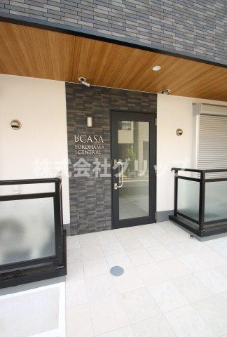 b'CASA横浜セントラルのエントランス