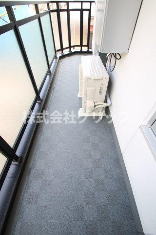 b'CASA横浜セントラルのバルコニー