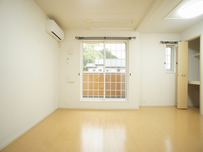 【居間・リビング】 | サンディーアＡ | 快適に過ごせるエアコンが付いています♪