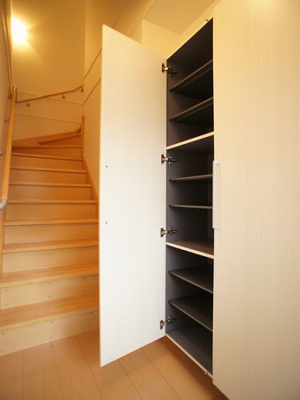 【玄関】 | サンディーアＡ | 1階玄関！たくさん収納できるシューズボックスが付いています♪