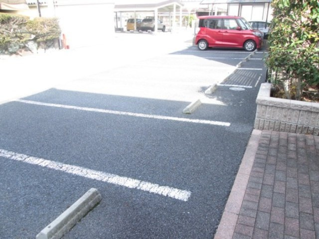 ファミール南山 Bの駐車場