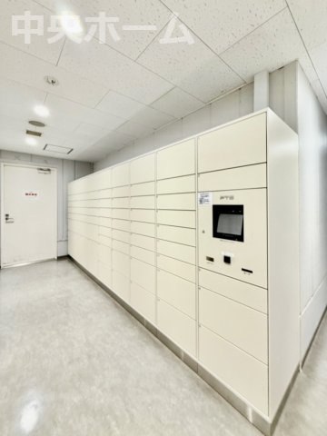 アップルタワー東京キャナルコートの設備|【宅配ボックス】在宅時・不在時に関わらず、居住者の代わりに非対面で宅配物を受け取ってくれる便利な設備です。わかりやすくご説明致しますので見学時にはお部屋だけではなく共用部分もぜひチェックしてください。