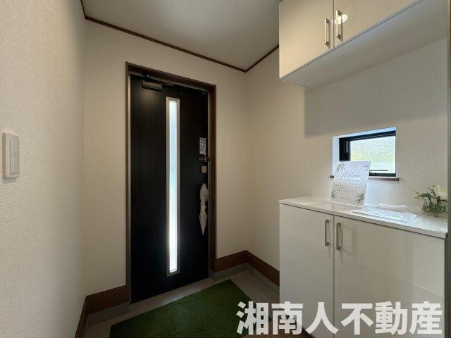 茅ヶ崎市柳島2丁目　新築戸建て　全１棟の玄関|明るい玄関です