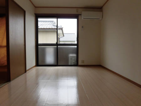 熊本市南区刈草３丁目のアパートの居間・リビング