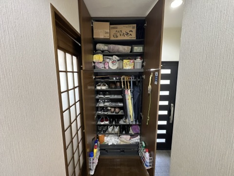 川崎市中原区上小田中6丁目　中古戸建のその他|玄関横の下駄箱は大きく、たくさん収納できます