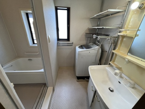 川崎市中原区上小田中6丁目　中古戸建の独立洗面台|独立洗面台、小物を置くことができて便利です