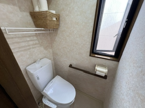 川崎市中原区上小田中6丁目　中古戸建のトイレ|窓がついたトイレです