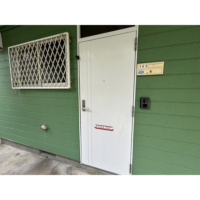 サンドリングハイムBの玄関|収納もある玄関です