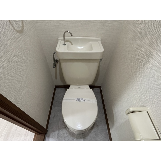 サンドリングハイムBのトイレ|落ち着いた色調のトイレです