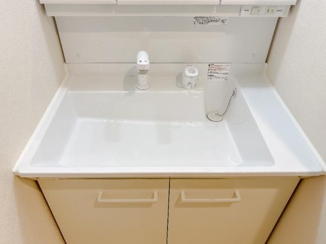 さいたま市北区日進町１丁目のアパートの洗面所|ゆったりとスペースのある洗面所