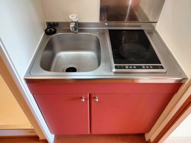 レオパレスアルビレオのキッチン|コンパクトなキッチンで掃除もラクラク