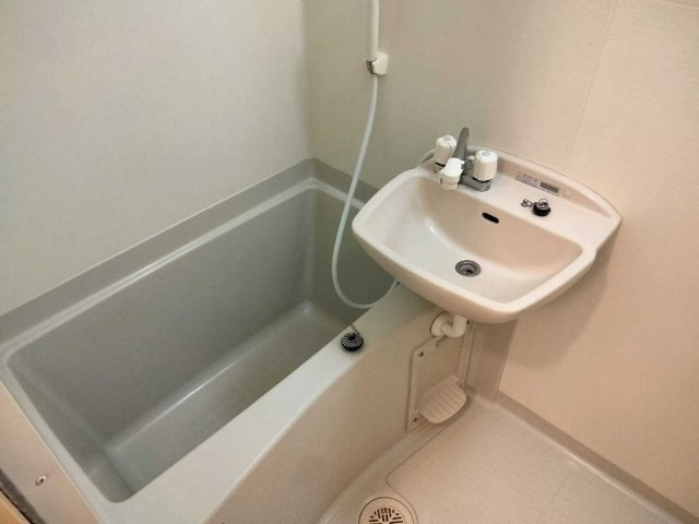 レオパレスアルビレオの浴室|日々の疲れを癒すお風呂付です