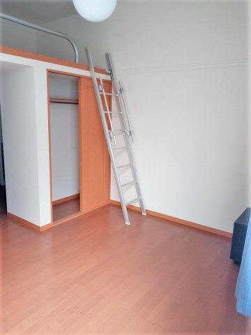 レオパレスフライトホフⅡの居間・リビング|こちらのリビングで趣味の時間をお楽しみください