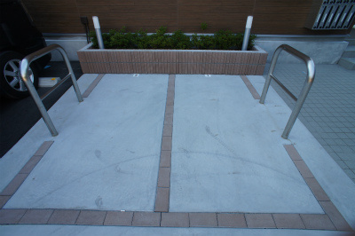 リブリ・アザリアの駐車場|駐車スペースもあります