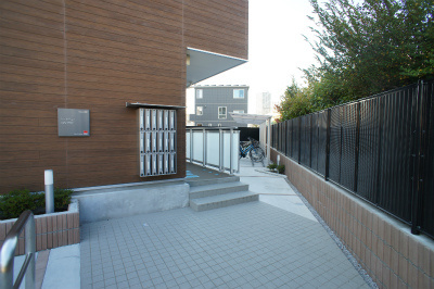 リブリ・アザリアのエントランス|ゆとりのあるエントランスです