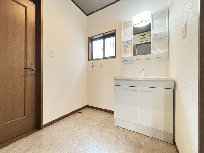 ロードライトの洗面所|脱衣スペースもあります