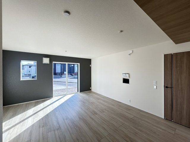 新築　高崎市下之城町1期　LIGNAGE　１号棟　の居間・リビング|現地写真　18.2帖の広々リビングはご家族みんなでゆったりくつろげます♪