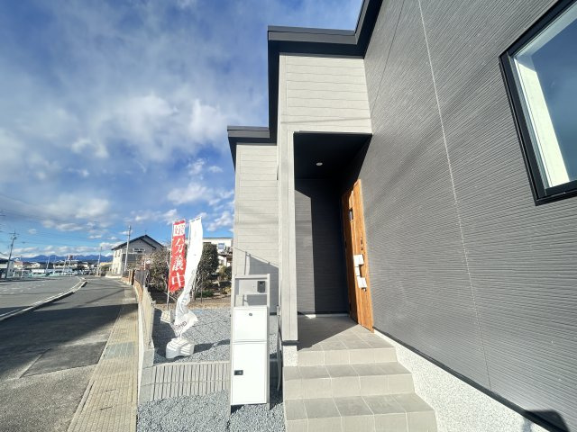 新築　高崎市下之城町1期　LIGNAGE　１号棟　の玄関|現地写真　ポストと一体型のTVモニターホンでセキュリティ安心！
