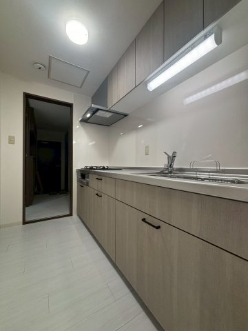 シアス本郷通りのキッチン|キッチン横からもホール部分へ行け、家事がはかどる動線です！