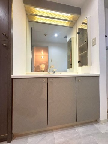 シアス本郷通りの独立洗面台|細々としたものが多い洗面回りも収納スペース充実ですっきり清潔感のある空間に♪