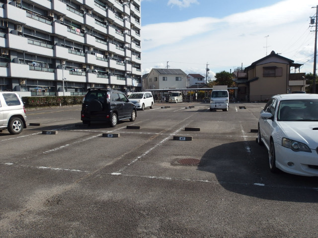 アーバンライフ栄の駐車場