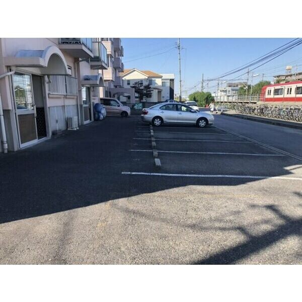 ファミール神谷の駐車場