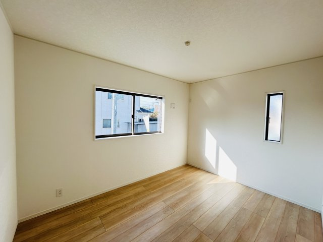 新築　高崎市箕郷町白川第2　クレイドルガーデン　１号棟の洋室|現地写真　日当たりと風通しの良い二面採光♪						
					
					
