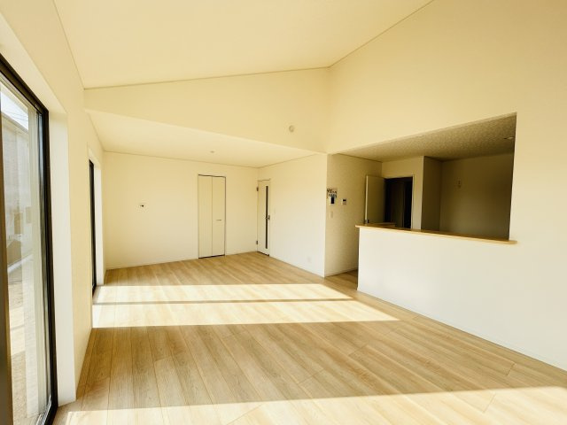 新築　高崎市箕郷町白川第2　クレイドルガーデン　１号棟の居間・リビング|現地写真　19.5帖の広々リビングはご家族みんなでゆったりくつろげます♪