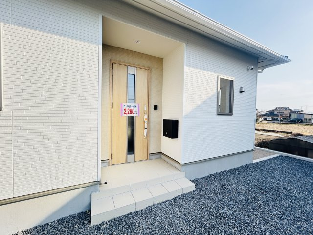 新築　高崎市箕郷町白川第2　クレイドルガーデン　１号棟の玄関|現地写真　ポストと一体型のTVモニターホンでセキュリティ安心！
