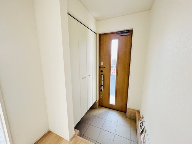 新築　高崎市箕郷町白川第2　クレイドルガーデン　１号棟の玄関|現地写真　約３０足収納できる下駄箱は中で段の高さを調節できるのでブーツ等もきっちりしまえます！
