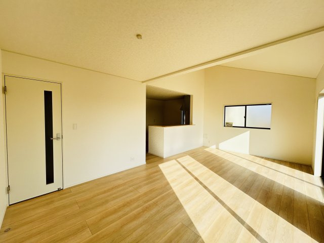 新築　高崎市箕郷町白川第2　クレイドルガーデン　１号棟の居間・リビング|現地写真　家族の会話が弾む対面キッチン。お子様の様子も確認できて安心ですね。

