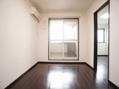 【居間・リビング】 | リバレイン | 快適に過ごせるエアコンが付いています♪