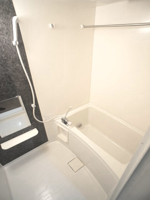 【浴室】 | リバレイン | 雨の日でも安心！浴室乾燥機付きのバスルームです。