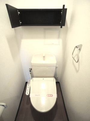 【トイレ】 | リバレイン | 温水洗浄暖房便座、収納棚付きのトイレです。