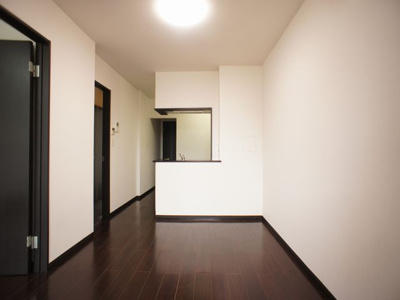 【居間・リビング】 | リバレイン | 快適に過ごせるエアコンが付いています♪